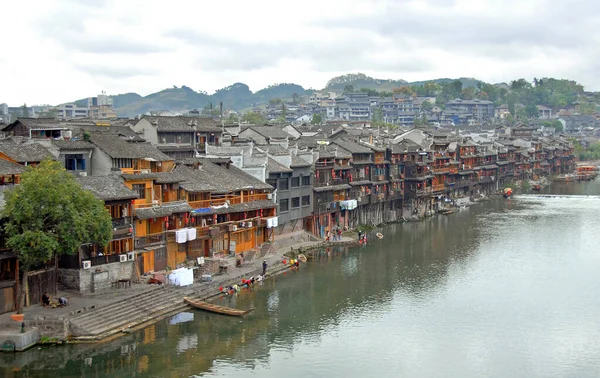 Fenghuang 湖南省 古代の町Fenghuangの古い木造河川敷の家 町はTuojiang川に建てられ ミャオ族とトゥチャ族の少数民族が住んでいます — ストック写真