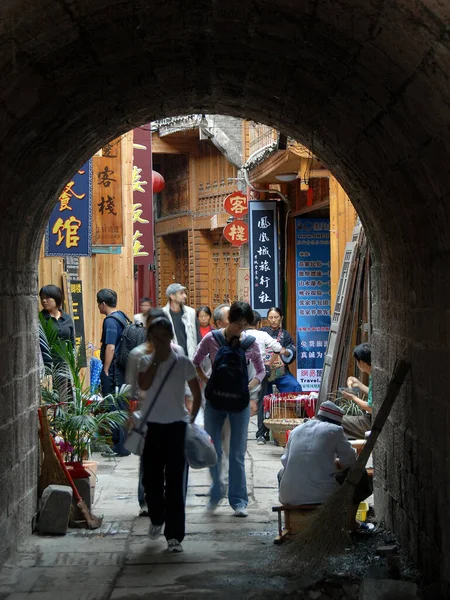 Fenghuang Provincia Hunan China Una Calle Través Arco Antigua Ciudad — Foto de Stock