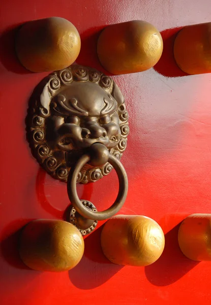 Çin 'in Jiangsu Eyaleti Nanjing' deki Xiaoling Hanedanlığı 'nın geleneksel Çin kapılarının ayrıntıları. Aslan saplı kırmızı kapı..