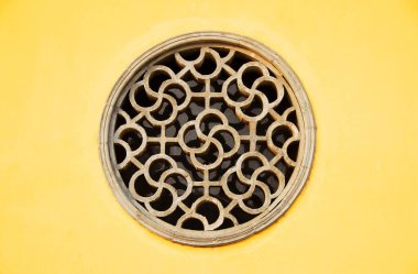 Zhenjiang, Jiangsu Eyaleti, Çin: Zhenjiang 'daki Dinghui Tapınağı' nda sarı bir duvarın içinde dairesel bir pencere..