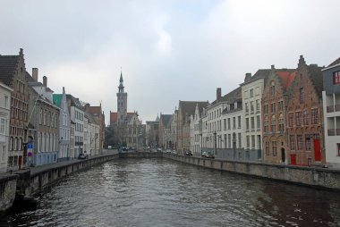 Brugge ya da Bruges, West Flanders, Belçika Koningsbrug ya da King 's Bridge' de görülen yoksul yamaç ya da Burghers Lodge. Brugge 'de geleneksel eski binalarla bir kanal boyunca görüntüle.