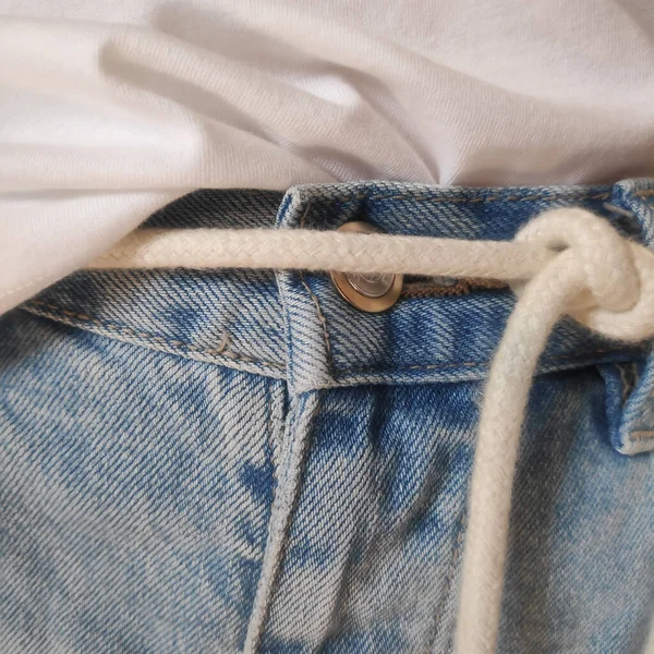 Meisje Jeans Een Shirt Met Een Touw Aan Riem — Stockfoto