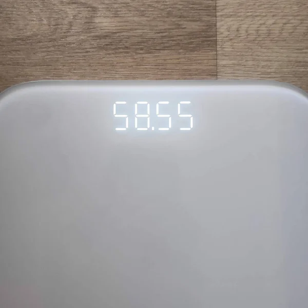 Elektronik teraziler yerde yatıyor.