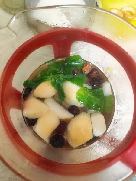 Naneli meyve ve cam çaydanlıkta böğürtlen