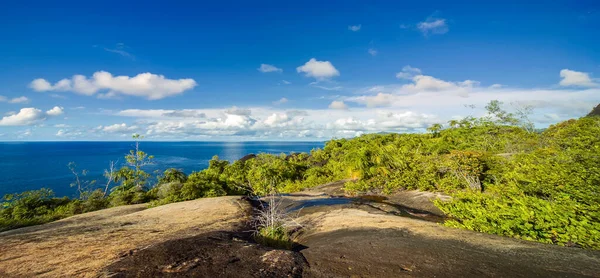 Uitzicht Vanaf Bergketen Naar Azuurblauwe Zee Een Stroom Stroomt Door — Stockfoto