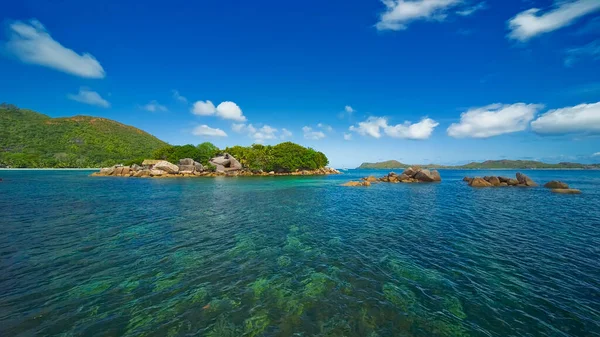 Una Las Pequeñas Islas Seychelles Rodeada Vegetación Rodeada Aguas Turquesas Fotos de stock libres de derechos