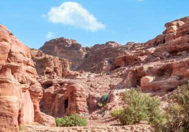 Ürdün 'ün Petra kentinden Rocky çöl dağları manzarası.