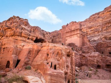 'Unayshu' nun mezarı, Ürdün 'ün antik Petra kentindeki kızıl kayaya oyulmuş iyi korunmuş bir mezar.