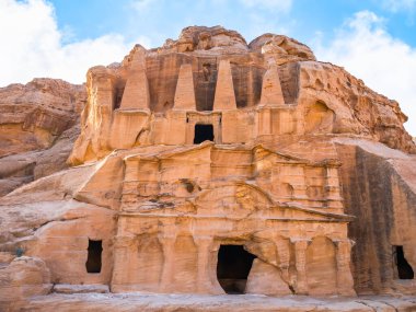 Petra Jordan 'daki Obelisk mezarı denilen kayalara oyulmuş antik mezar kalıntıları..