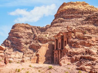 Ad Deir (Manastır), Ürdün 'ün antik kenti Petra' da kızıl kayada oyulmuş anıt bina.
