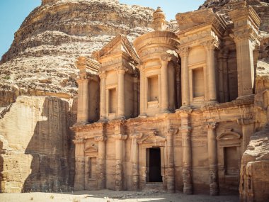 Ad Deir (Manastır), Ürdün 'ün antik kenti Petra' da kızıl kayada oyulmuş anıt bina.
