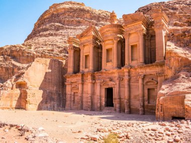 Ad Deir (Manastır), Ürdün 'ün antik kenti Petra' da kızıl kayada oyulmuş anıt bina.