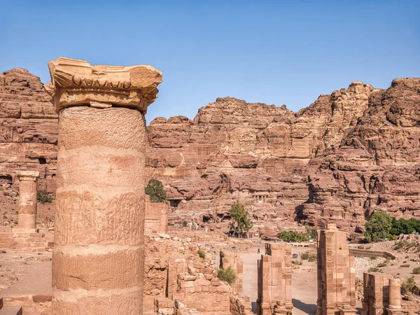Antik Petra Ürdün Deki Colonnaded Caddesi Arka Planda Kızıl Bir — Stok fotoğraf