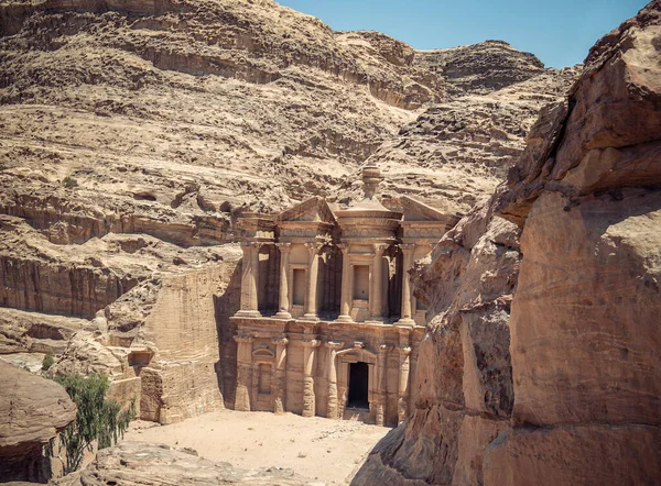 Deir Klasztor Monumentalny Budynek Rzeźbiony Czerwonej Skale Starożytnym Mieście Petra — Zdjęcie stockowe