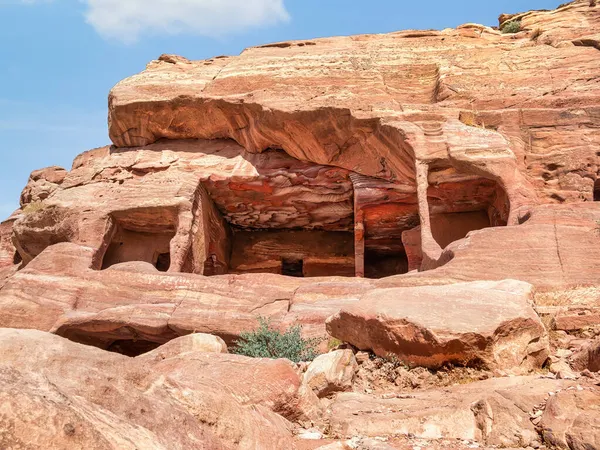 Forntida Bostäder Ristade Röd Sandsten Staden Petra Jordanien — Stockfoto