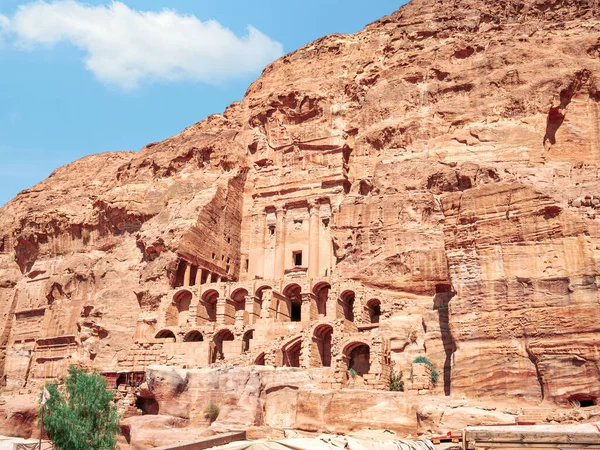Kırmızı Kumtaşı Kayalıklarına Oyulmuş Antik Mezar Odalarının Ayrıntıları Ürdün Petra — Stok fotoğraf