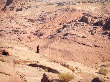 Terk edilmiş Petra, Ürdün ve Wadi Musa şehrinde yalnız bir kadın ya da erkek.