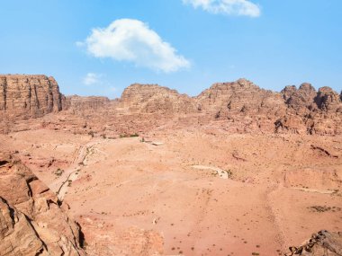 Ürdün 'ün Petra kentinden bir hava sahnesi. Colonnaded Caddesi manzarası ve arka planda büyük bir kaya kızıl dağı.