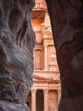Hazine (Hazine), Ürdün 'ün Petra kentindeki en özenle hazırlanmış tapınaklardan biridir..