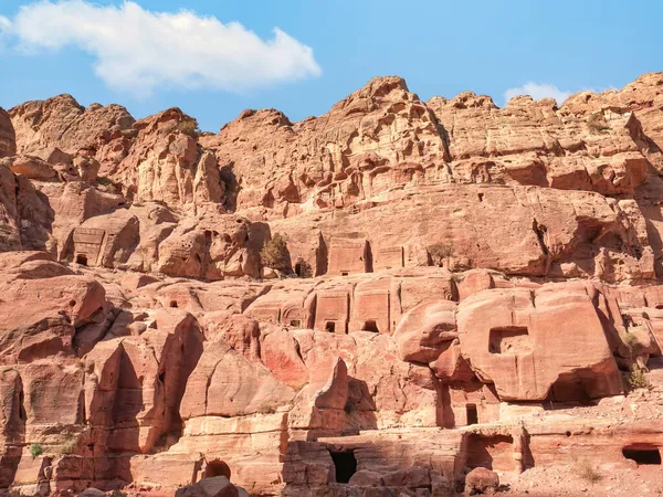 Forntida Bostäder Ristade Röd Sandsten Staden Petra Jordanien Detalj Med — Stockfoto