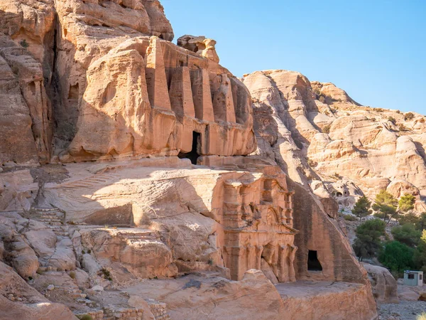 Petra Jordan 'daki Obelisk mezarı denilen kayalara oyulmuş antik mezar kalıntıları..