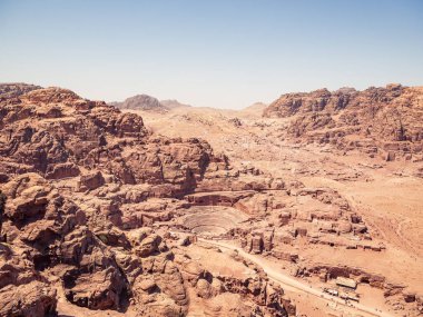 Petra antik şehri ile güzel bir hava manzarası. Nabatean amfitiyatrosu ve Colonnaded Caddesi yukarıdan görüldü.