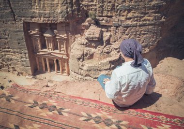 Petra Ürdün 'deki El-Khubtha Patikası' ndan Hazine 'ye (Hazine) bakan turist. Petra Ürdün' deki El-Khubtha Patikası 'ndan Hazine' ye (Hazine) bakan turist..