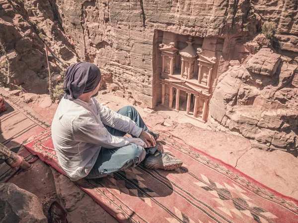 Stock image Tourist looking at the The Treasury (Al-Khazneh) from Al-Khubtha Trail Viewpoint, in Petra Jordan.