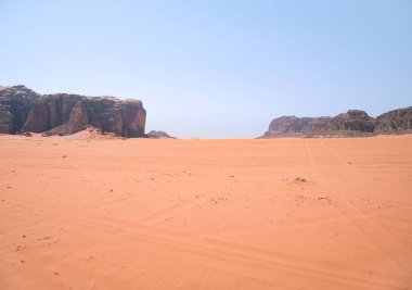 Ürdün 'deki Wadi Rum kayalık çölünden manzara. Çöl manzarası