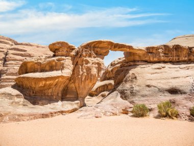 Frouth Rock Köprüsü, Wadi Rum Çölü, Ürdün 'deki yüksek doğal bir kaya köprüsü..