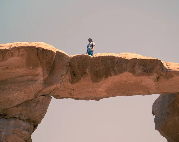 Hombre Turista Parado Frouth Rock Bridge Puente Rocoso Natural Desierto — Foto de Stock