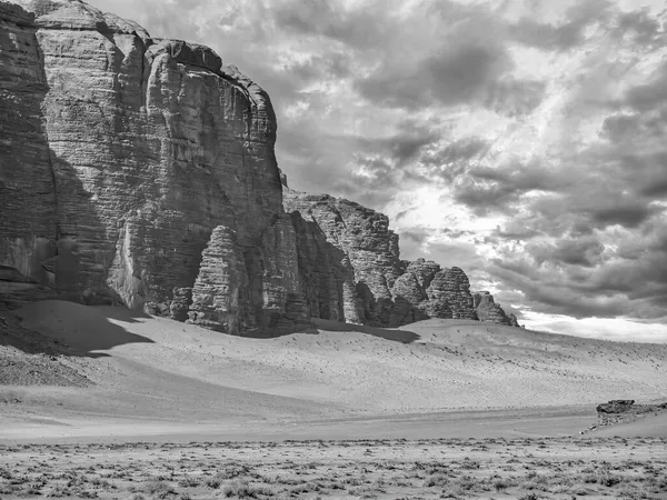 从约旦的Wadi Rum岩石沙漠观看风景 具有戏剧性的沙漠景观 — 图库照片