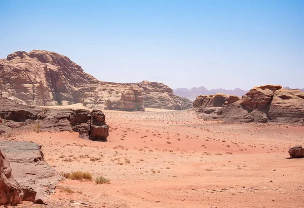 Ürdün 'deki Wadi Rum kayalık çölünden manzara. Çöl manzarası