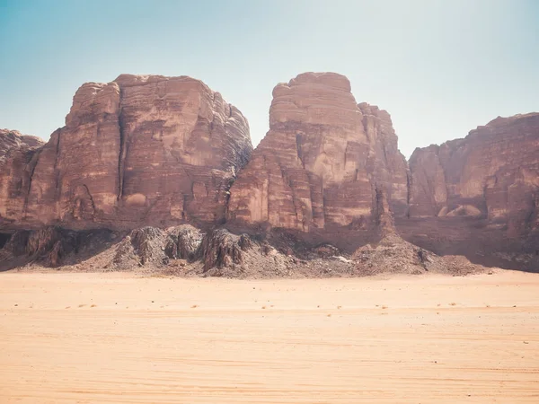 Ürdün 'deki Wadi Rum kayalık çölünden manzara. Çöl manzarası