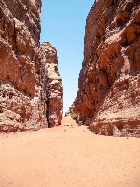 Abu Khashaba Kanjon Wadi Rum Röd Klippa Öken Jordanien — Stockfoto