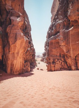 Abu Khashaba Kanyonu Wadi Rum kırmızı kaya çölünde, Ürdün.