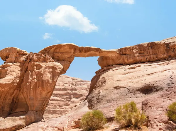 Frouth Rock Bridge Egy Magas Természetes Sziklahíd Wadi Rum Sivatagban — Stock Fotó