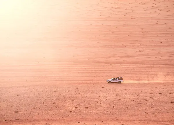 Jeep Túra Wadi Rum Sivatagban Jordániában Amely Elviszi Turistát Legfontosabb — Stock Fotó