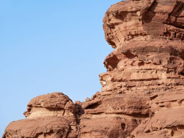 Ürdün 'deki Wadi Rum çölünde mavi gökyüzüne karşı kırmızı kaya oluşumu.