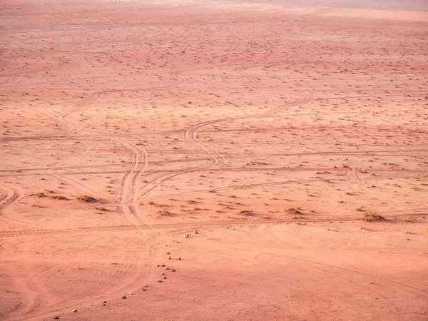 Rotas Pneus Carro Areia Vermelha Deserto Wadi Rum Jordânia — Fotografia de Stock