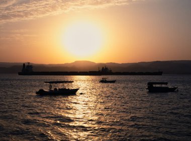 Akabe Limanı, Ürdün 'den gün batımında manzara. Kızıl Deniz 'de gün batımı
