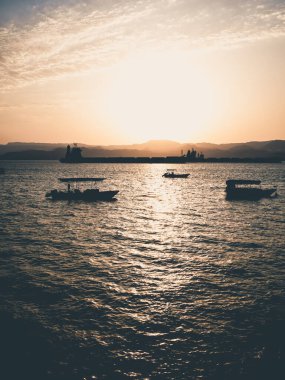 Akabe Limanı, Ürdün 'den gün batımında manzara. Kızıl Deniz 'de gün batımı