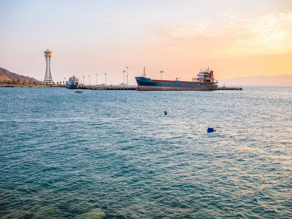 Vista Panorâmica Pôr Sol Com Velho Navio Enferrujado Atracado Torre — Fotografia de Stock