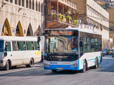 Amman, Ürdün - 09.02.2021: Otokar otobüs taşımacılığı Ürdün 'ün Umman şehrinin sokaklarında
