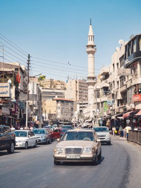 Amman, Ürdün - 09.02.2021: Amman sokaklarındaki arabalar ve arka plandaki Büyük Husseini Camii.