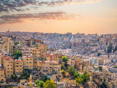 Ürdün, Amman 'da günbatımında birçok apartman manzarası.