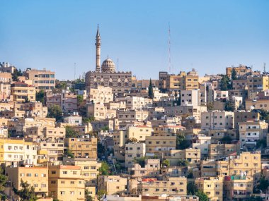 Amman, Ürdün - 09.02.2021: Abu Darweesh Camii ve Ürdün 'deki birçok apartman manzarası.