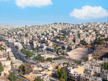 Amman, Ürdün - 09.02.2021: Roma Tiyatrosu Amman, Ürdün 'ün en önemli turistik yerlerinden biridir. Hava görünümü