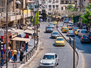 Amman, Jordan - 09.02.2021: Amman, Ürdün 'ün merkezindeki caddelerde yoğun trafik.