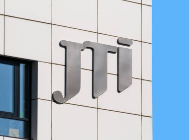 Bükreş, Romanya - 10.01.2021: Bükreş 'teki bir binanın JTI şirket logosu. JTI Romanya JTI 'nin bir yan kuruluşu (Japan Tobacco Inc.)